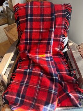 VINTAGE FARIBO RED PLAID THROW/STADIUM/CAMP BLANKET